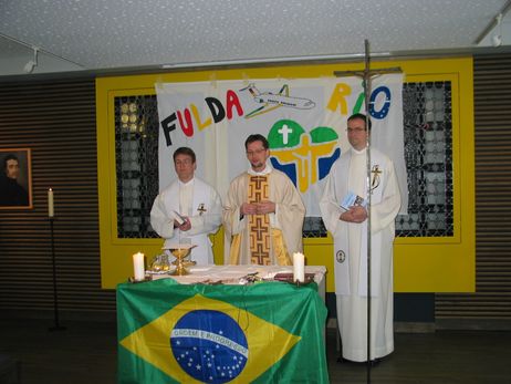 Jugendpfarrer Thomas Renze (Mitte) mit Marburgs Hochschulpfarrer Martin Stanke (l.) und Pater Jens Watterroth (r.)